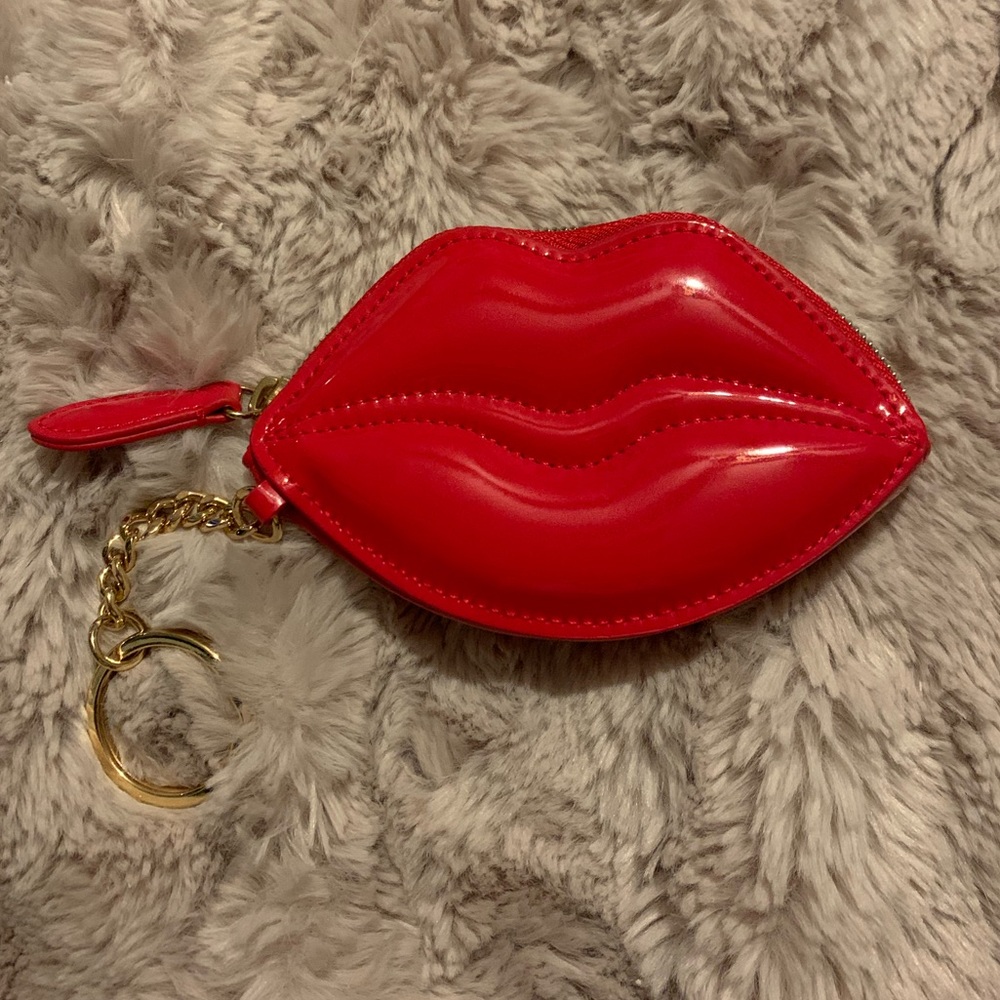 VS lips keychain wallet